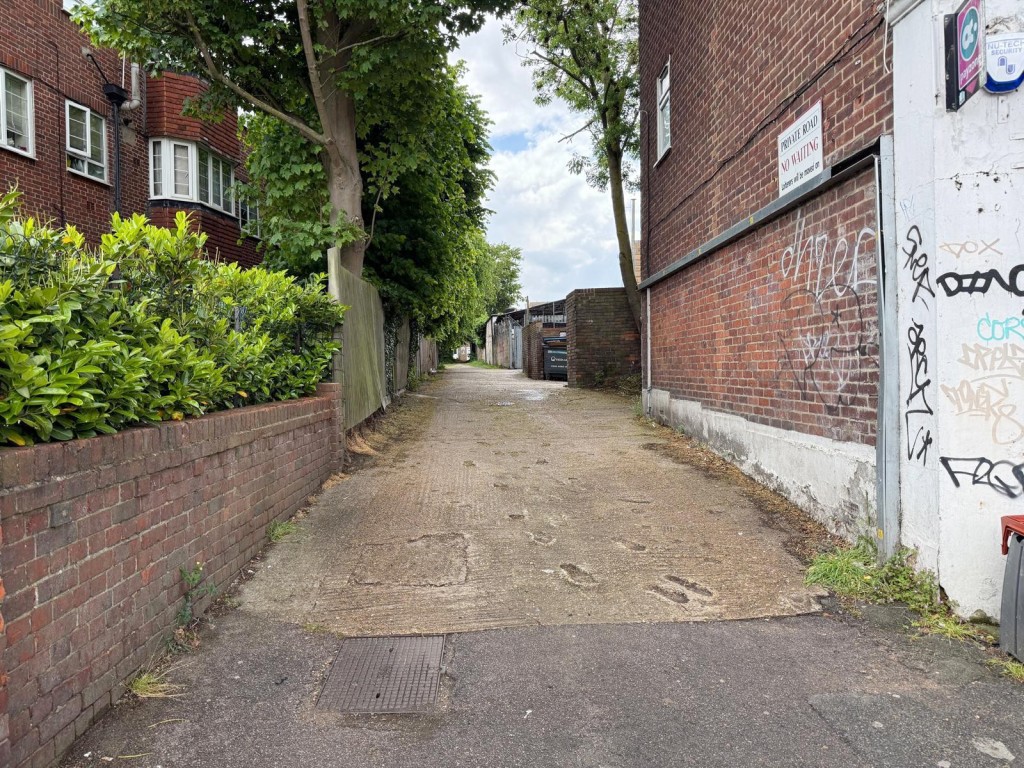 Lot: 19 - NINE FREEHOLD LOCK-UP GARAGES IN CENTRAL LOCATION - Access to garages from Croydon Road